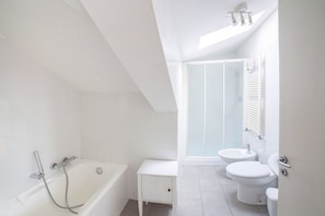 Haartrockner, Bidet, Handtücher, Seife