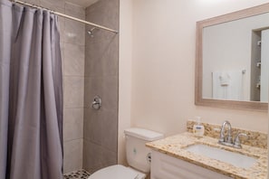 Douche, séchoir à cheveux, serviettes fournies