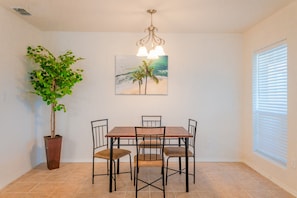 Dining - Sun Ray #3A - Pet Friendly, 3min Walk to Beach (South Padre Island)