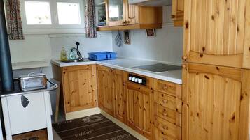 Kühlschrank, Mikrowelle, Herdplatte, Wasserkocher mit Kaffee-/Teezubehör