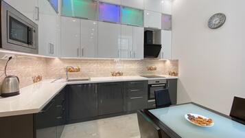 Fridge, microwave, oven, stovetop