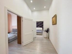 3 makuuhuonetta, työpöytä, äänieristys, silitysrauta/-lauta