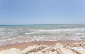 Una spiaggia nelle vicinanze, pesca