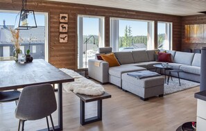 TV, fireplace - 4 bedroom cozy home in Sjusjøen (Sjusjøen)