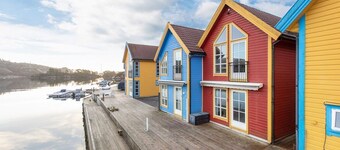 Scenic waterfront cabin, 35 min drive to Bergen and access to fjord