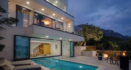 LUXURY VILLA BLUE MOON