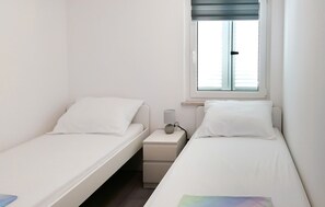 2 bedrooms, travel cot, free WiFi, bed sheets