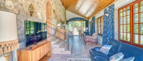 Smart TV, fireplace