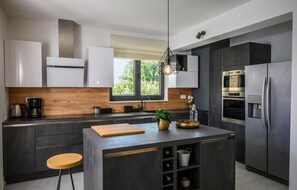 Réfrigérateur, lave-vaisselle, cafetière/bouilloire