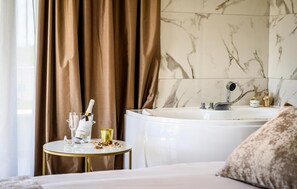 4 chambres, coffres-forts dans les chambres, lit parapluie