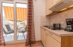 Refrigerador, microondas, parrilla de estufa y cafetera y tetera 