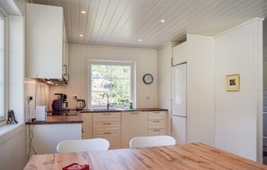 Fridge, microwave, stovetop, dishwasher - Nice home in Tvedestrand with ethernet internet (Tvedestrand)