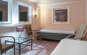 5 bedrooms, travel crib, internet