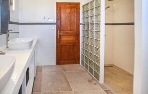 Shower - Gorgeous home in St. Maurice sur Eygues (St. Maurice sur Eygues)