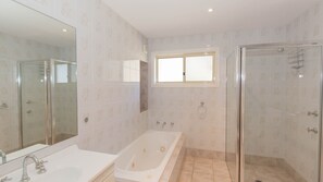 Combined shower/tub, towels