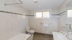 Combined shower/tub, towels