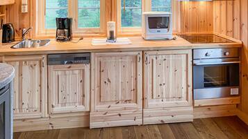 Een koelkast, een oven, een kookplaat, een vaatwasser