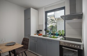 Fridge, microwave, stovetop, dishwasher