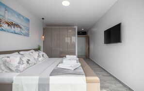 5 bedrooms, travel crib, free WiFi, bed sheets