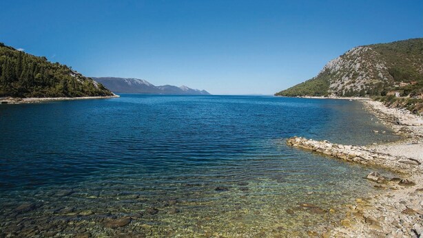 A clear view of a lake with rocky shores and mountains in the background. - Stunning home in Klek (Klek)