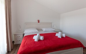 4 bedrooms, in-room safe, travel cot, free WiFi