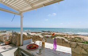 Outdoor dining - La Casa in Riva al Mare (Santa Croce Camerina)