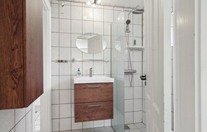 Shower - Awesome home in Stenstrup with WiFi (Stenstrup)