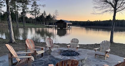 Bear Mountain Lakehouse on Privately-Owned Lake