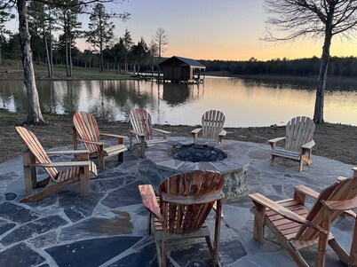 Bear Mountain Lakehouse on Privately-Owned Lake