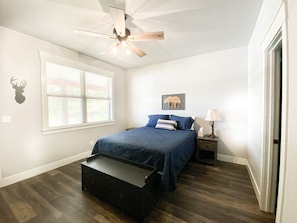 6 bedrooms, iron/ironing board, free WiFi, bed sheets - Bear Mountain Lakehouse on Privately-Owned Lake (Wilburton)
