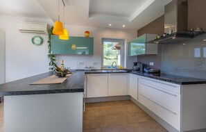 Réfrigérateur, four, plaque de cuisson, cafetiÚre/bouilloire