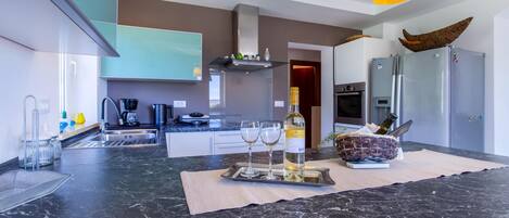 Refrigerador, horno, parrilla de estufa y cafetera y tetera