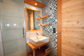 Tina, secadora de cabello, toallas, papel de baño 
