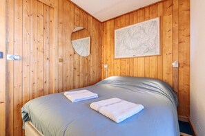 4 habitaciones, escritorio y tabla de planchar con plancha 