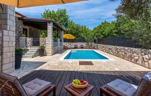 Piscina all'aperto, lettini