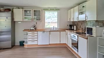 Refrigerador, parrilla de estufa, lavavajillas y cafetera y tetera