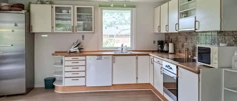Fridge, stovetop, dishwasher, coffee/tea maker