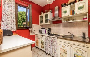 Réfrigérateur, four à micro-ondes, surface de cuisson, cafetière-théière
