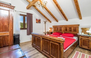 2 bedrooms, travel cot, free WiFi, bed sheets