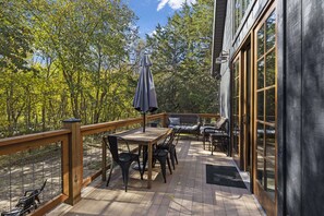 Outdoor dining - Unique,modern, secluded cabin on 95 river front acres-utv-kayaks-trails-hot tub (Strafford)