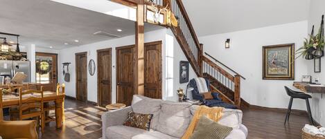 Smart TV, lareira, DVD player, livros