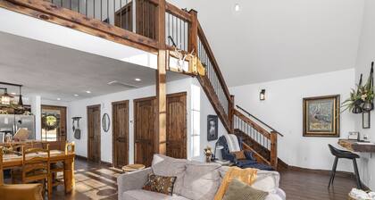 Unique,modern, secluded cabin on 95 river front acres-utv-kayaks-trails-hot tub