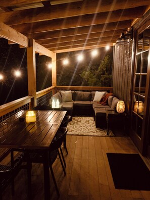 Outdoor dining - Unique,modern, secluded cabin on 95 river front acres-utv-kayaks-trails-hot tub (Strafford)