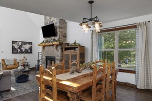 Dining - Unique,modern, secluded cabin on 95 river front acres-utv-kayaks-trails-hot tub (Strafford)