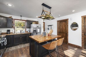 Fridge, microwave, oven, stovetop - Unique,modern, secluded cabin on 95 river front acres-utv-kayaks-trails-hot tub (Strafford)