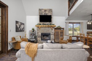 Smart TV, fireplace, DVD player, books - Unique,modern, secluded cabin on 95 river front acres-utv-kayaks-trails-hot tub (Strafford)