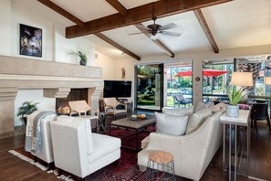 Smart TV, fireplace, books, stereo