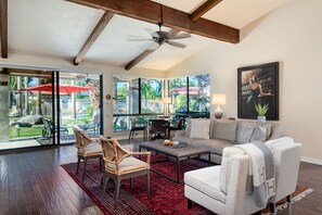 Smart TV, fireplace, books, stereo