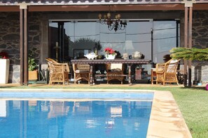 حمّام سباحة خارجي