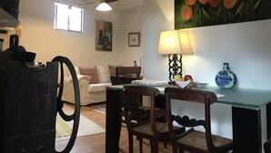 En matplats med trästolar, ett bord, en lampa och en vas.